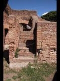 03744 ostia - regio i - insula ii - caseggiato del termopolio (i,ii,5) - raum 11 - treppe - 09-2022.jpg